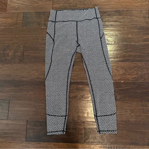Lululemon In Movement 7/8 Tight Everlux Leggings Black White Print Size 10 - Picture 4 of 12